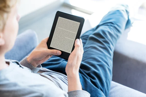 Homem lendo E-Book — Fotografia de Stock