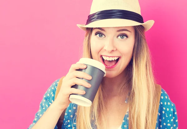 Jovem feliz bebendo café — Fotografia de Stock