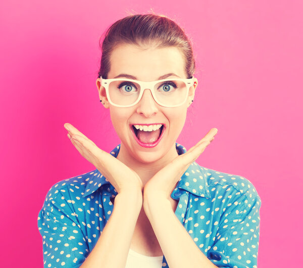 Удивлённая молодая женщина позирует
