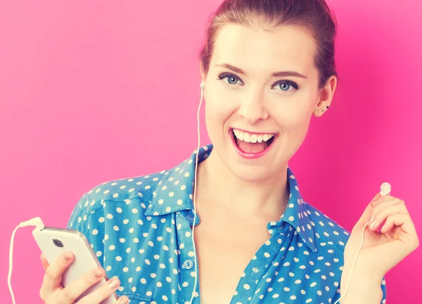 Mujer joven feliz con auriculares — Foto de Stock