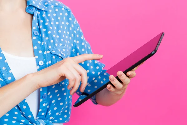 Mulher jovem usando computador Tablet — Fotografia de Stock