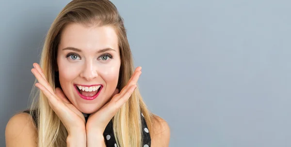 Verrast jonge vrouw poseren — Stockfoto