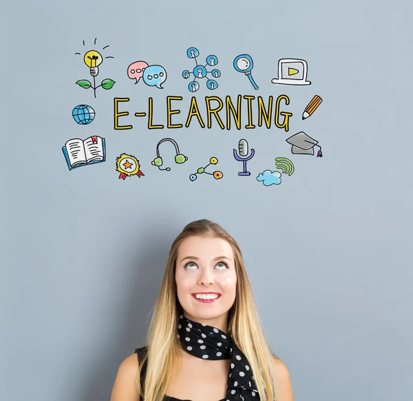 Frau schaut auf Inschrift mit Schildern — Stockfoto