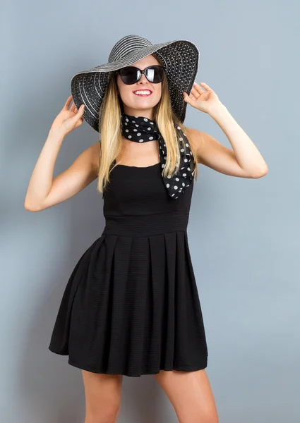 Young woman wearing hat and sunglasses — Stock Photo, Image