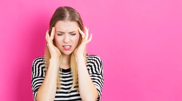 Mujer joven sintiéndose estresada — Foto de Stock