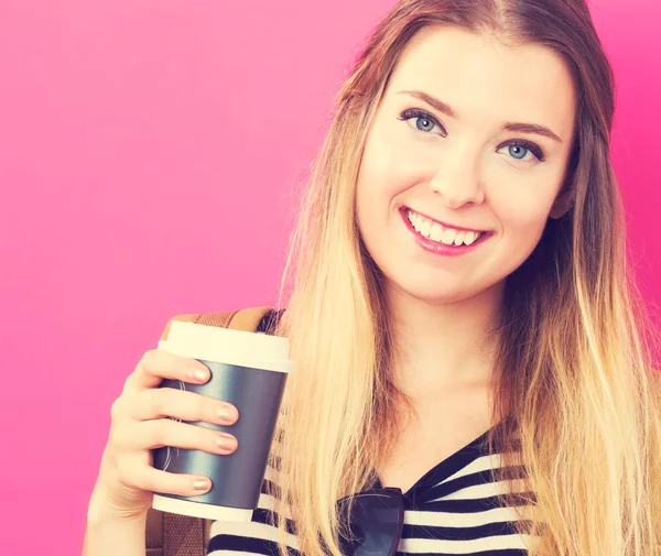 幸せな若い女性がコーヒーを飲む — ストック写真