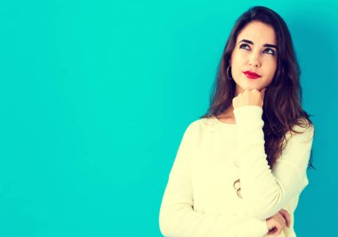 Düşünceli bir poz genç kadın