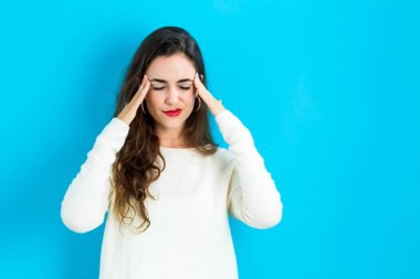 Genç kadın kendini stresli hissediyor