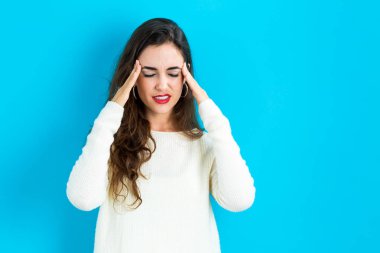 Genç kadın kendini stresli hissediyor