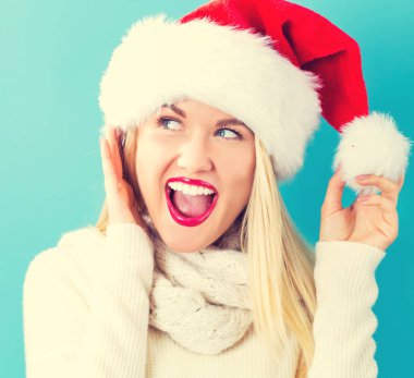 Noel Baba şapkası olan mutlu kadın