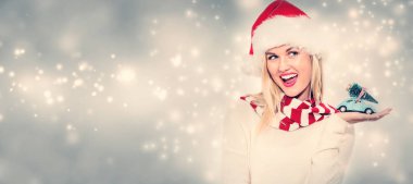 Noel ağacı ile küçük araba tutan kadın