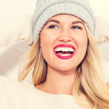 Kış kıyafetleri içinde mutlu genç bir kadın.