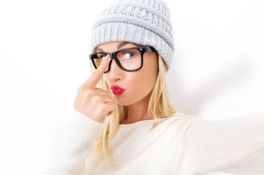 Genç bir kadın selfie çekiyor.