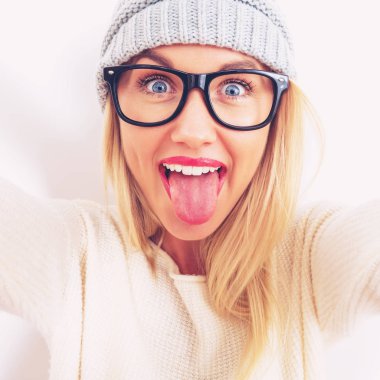 Genç bir kadın selfie çekiyor.