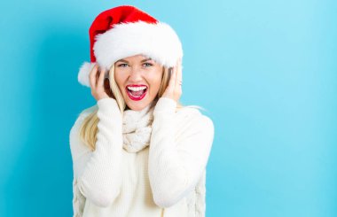 Noel Baba şapkası olan mutlu kadın