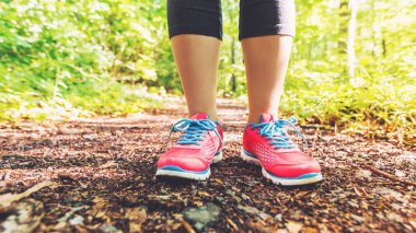 Bir orman iz üzerinde kadın koşucu