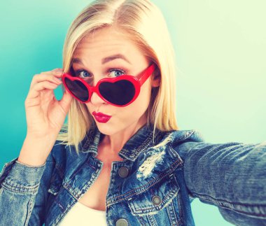 Genç bir kadın selfie çekiyor.