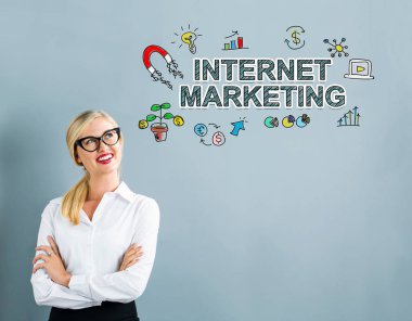 Internet pazarlama iş kadını metinle