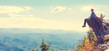 Yüksek bir uçurumun kenarında bir adam