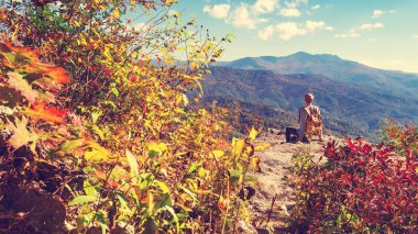 Bir uçurumun kenarında bir adam