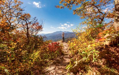 Bir uçurumun kenarında bir adam