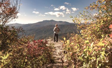 Bir uçurumun kenarında yürüyen adam