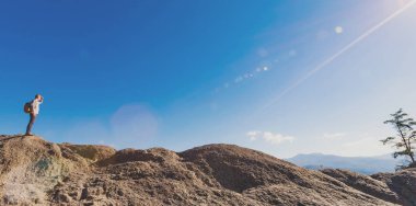 Bir uçurumun kenarında yürüyen adam