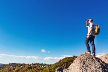 Bir uçurumun kenarında yürüyen adam