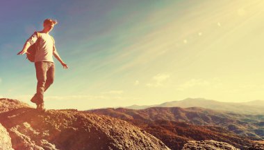 Bir uçurumun kenarında yürüyen adam