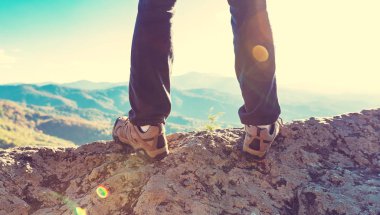 Bir uçurumun kenarında bir adam