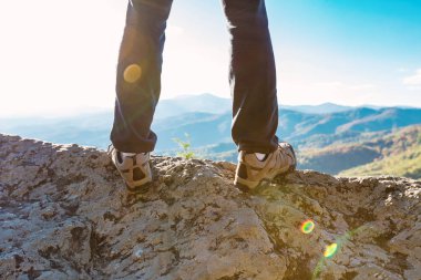 Bir uçurumun kenarında bir adam