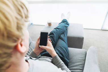 Rahatlatıcı ve akıllı telefon kullanan kişi