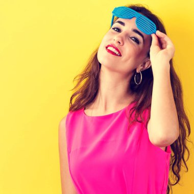 Çekim giyen genç kadın güneş gözlüğü gölgeler