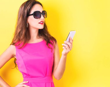 Genç bayan telefonunu kullanıyor.