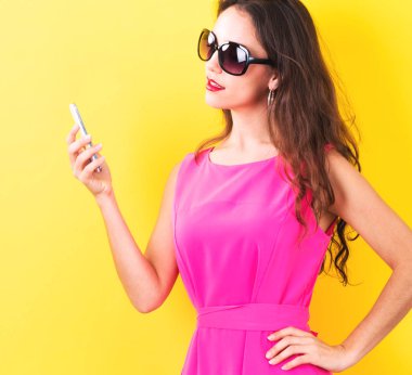 Genç bayan telefonunu kullanıyor.