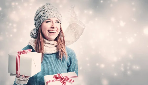 Счастливая молодая женщина с подарками — стоковое фото