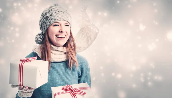 Felice giovane donna che tiene scatole regalo — Foto Stock