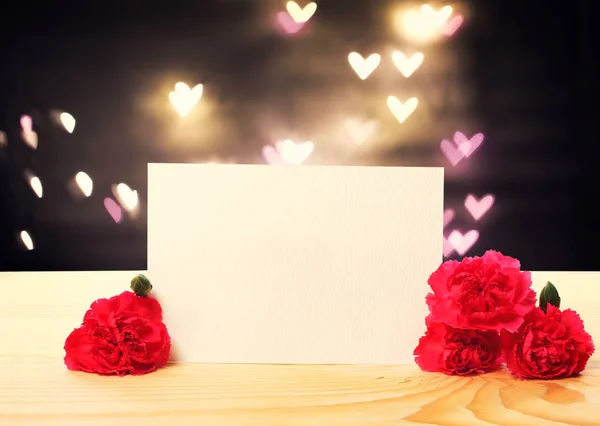 Tarjeta de mensaje en blanco con flores de clavel —  Fotos de Stock