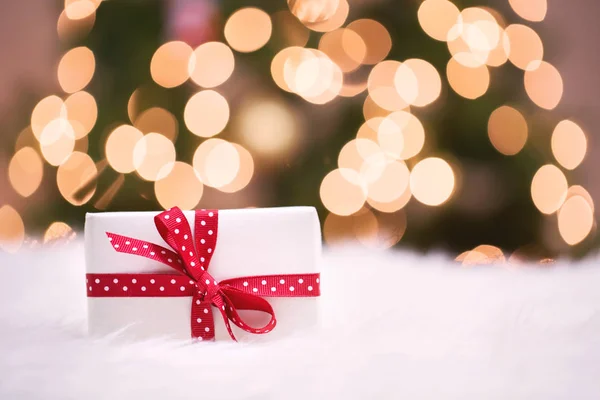 Рождественская коробка подарков на белом ковре — стоковое фото