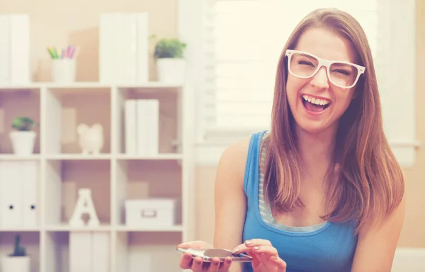 Happy fit jonge vrouw lachen tijdens het gebruik van haar mobiel — Stockfoto