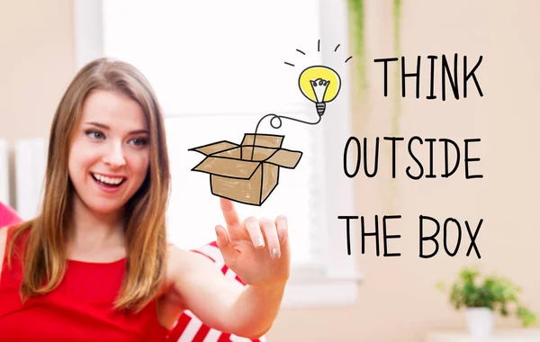 Концепция Think Outside The Box с молодой женщиной — стоковое фото