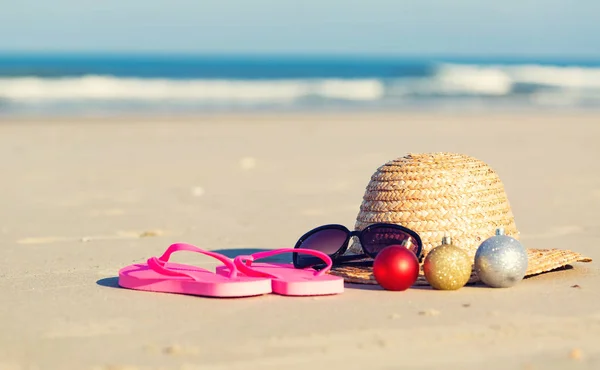 Christmas baubles with hat on at the beach — Stock Photo, Image