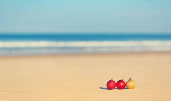 Christmas ornaments on a tropical beach — Stock Photo, Image