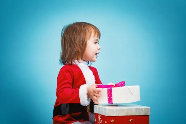 Gelukkig peuter meisje met de doos van de gift van Kerstmis — Stockfoto