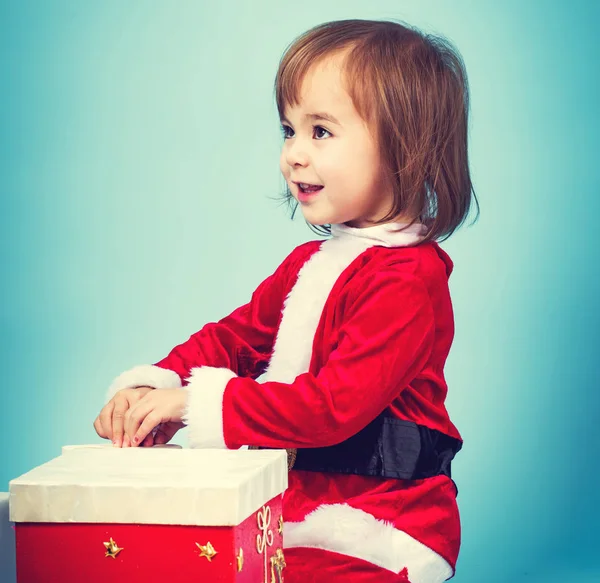 Gelukkig peuter meisje met de doos van de gift van Kerstmis — Stockfoto