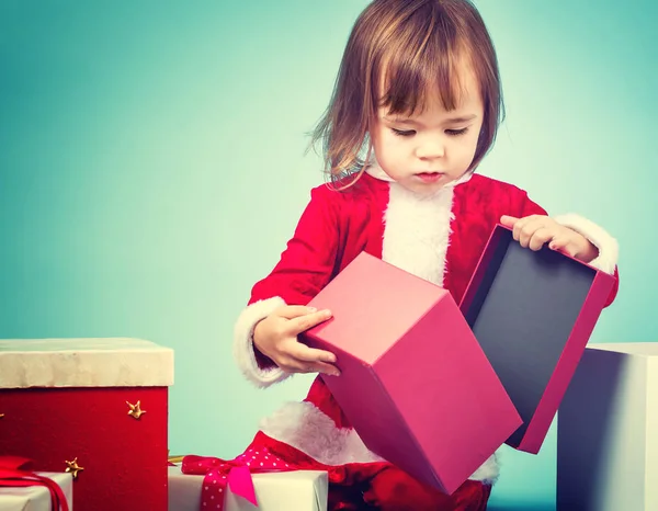 Menina criança feliz com caixas de presente de Natal — Fotografia de Stock