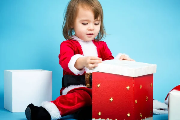 Gelukkig peuter meisje met kerst geschenkdozen — Stockfoto