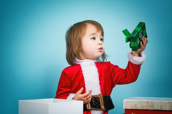 Счастливая девочка с рождественской подарочной коробкой — стоковое фото