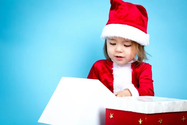 Glada barn girl med Christmas presentaskar — Stockfoto