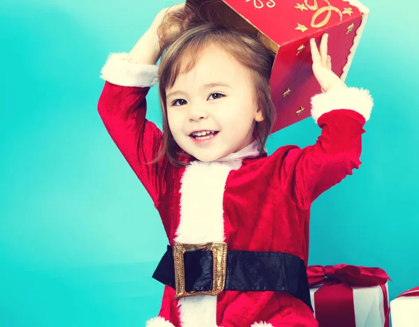 Joyeux tout-petit fille avec boîtes-cadeaux de Noël — Photo